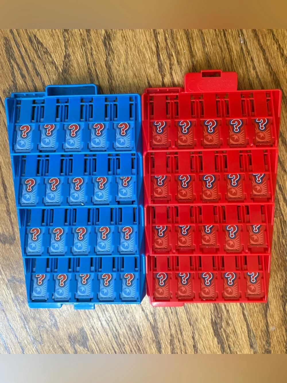 Guess Who? Disney Theme Park Edition - Blue & Red Grab and Go travel version